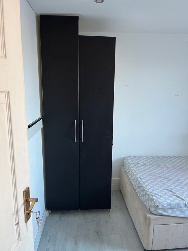 One room available for couples or girls  Main Photo