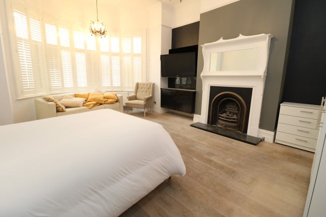 Beautiful Room Avl in Bright House Share  Main Photo