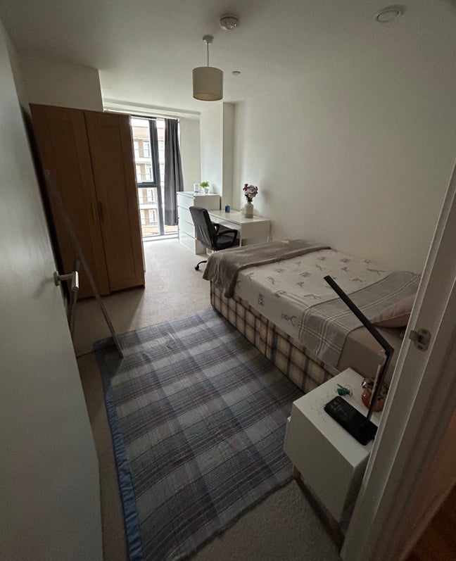 Spacious en suite room to let Main Photo