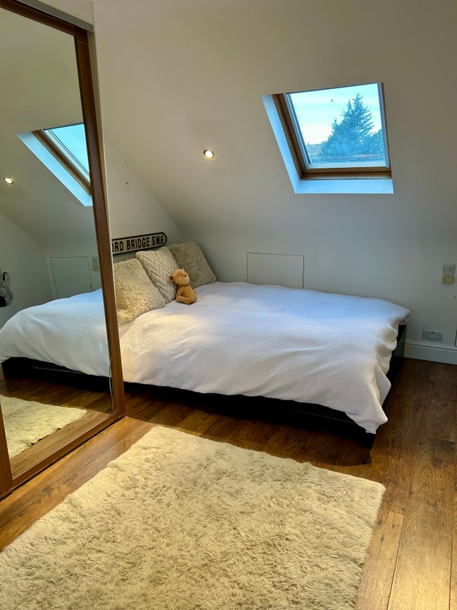 Spacious double room with ensuite shower Main Photo