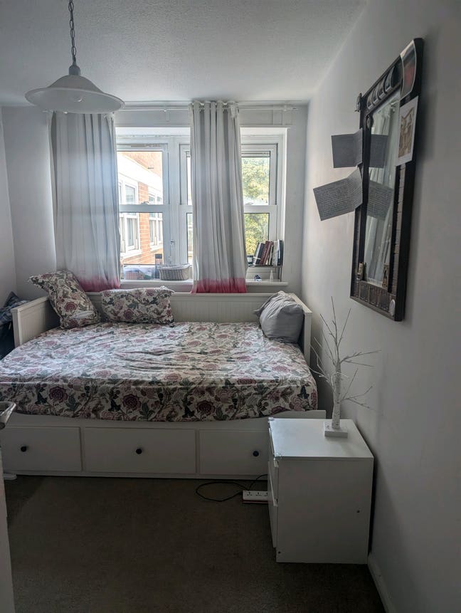 Sunny room in a spacious 2-bedroom flat Main Photo