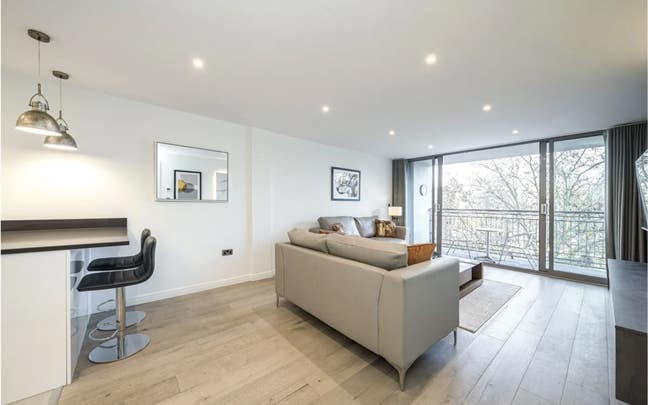 Large bright en-suite 5mins walk from Waterloo St  Main Photo