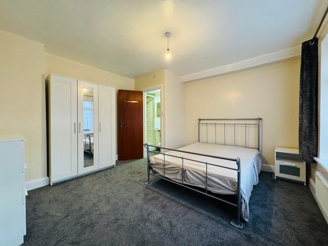 En-suite Double Room in West Green Drive Main Photo