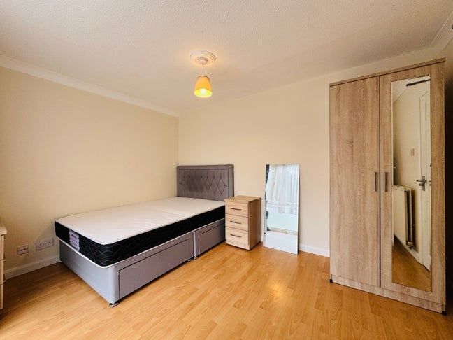 Large House - Double room + All Bills Included Main Photo