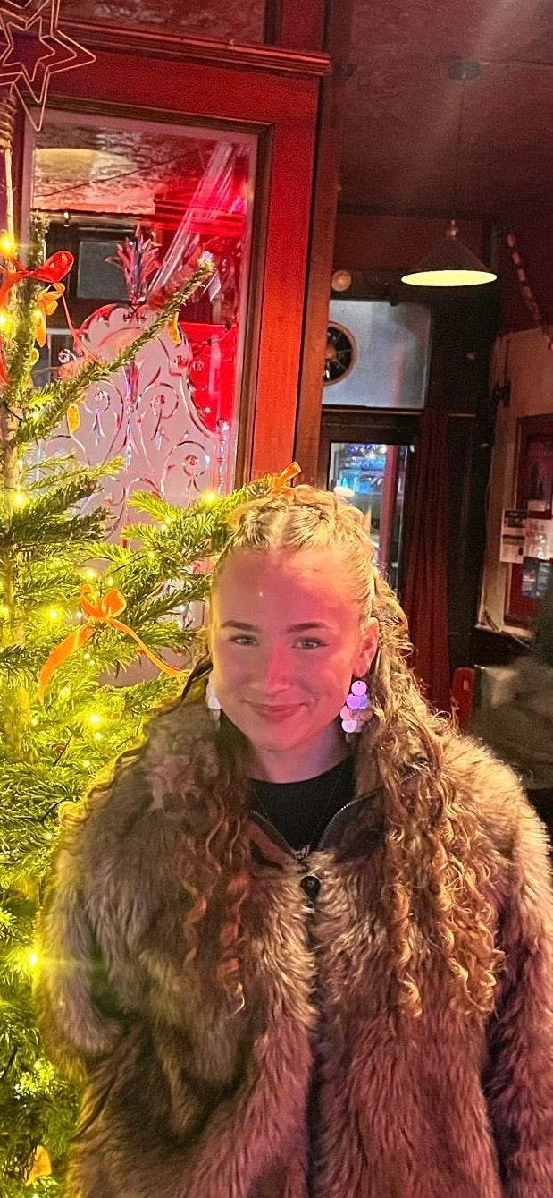 Hey :) I am a 26 year old woman professional ... Main Photo