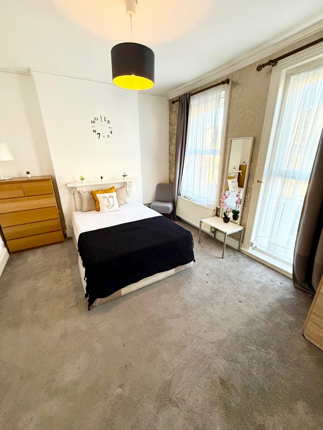 New House in Kilburn All Rooms Available  Main Photo