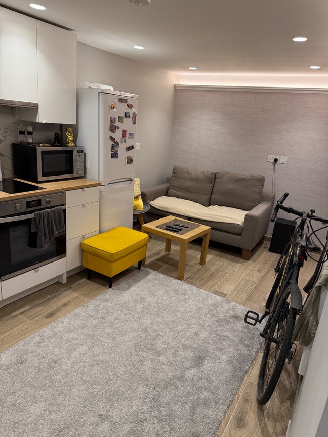 Self contained studio flat next to Station Main Photo