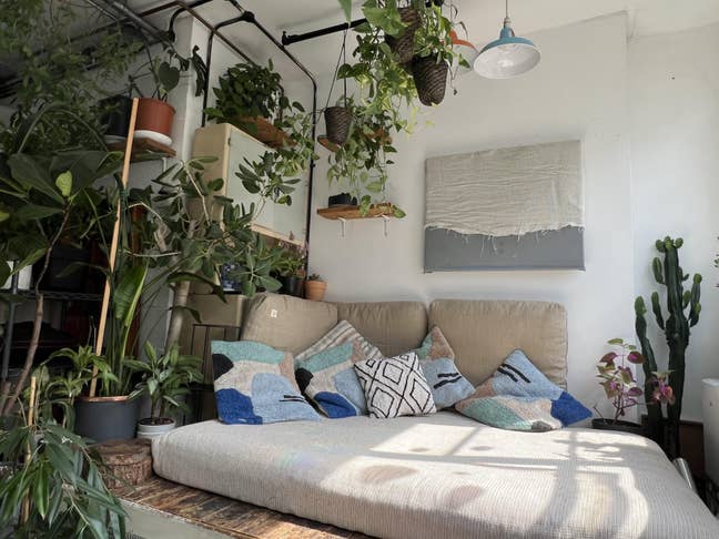 Available Now - Cosy Room in a Spacious Flat Main Photo