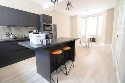Zone 1 Double Room - Walk to Elephant and Castle Main Photo