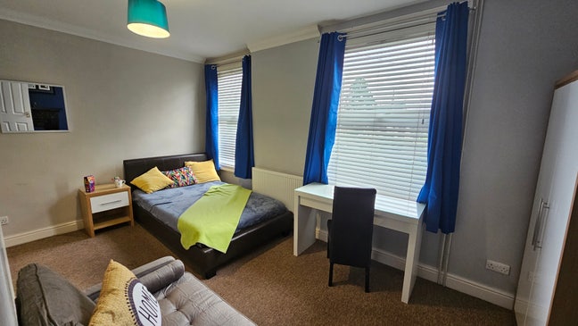 Stylish EnSuite Dble in Center -Hassle-Free Living Main Photo