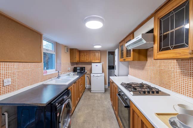 Room in Newly Renovated 6-Bed HMO – &pound;100 Off - PL4 Main Photo