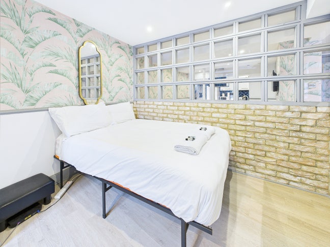 1-Bed Furnished Flat - North Acton, NW10 Main Photo