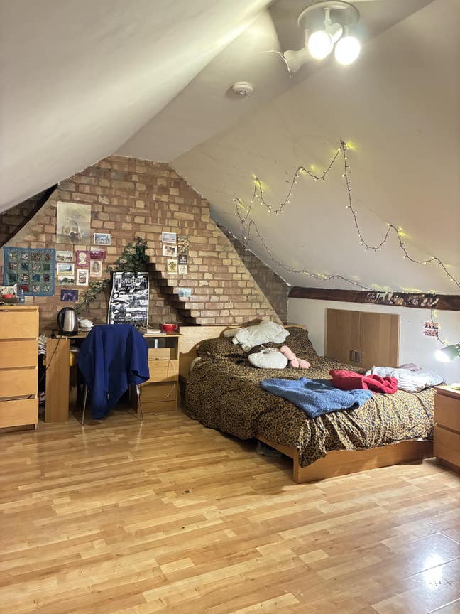 Large attic room for rent West London!🏡 Main Photo