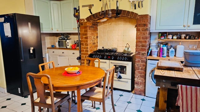 Entire 4-Bedroom Home in West Yorkshire Main Photo