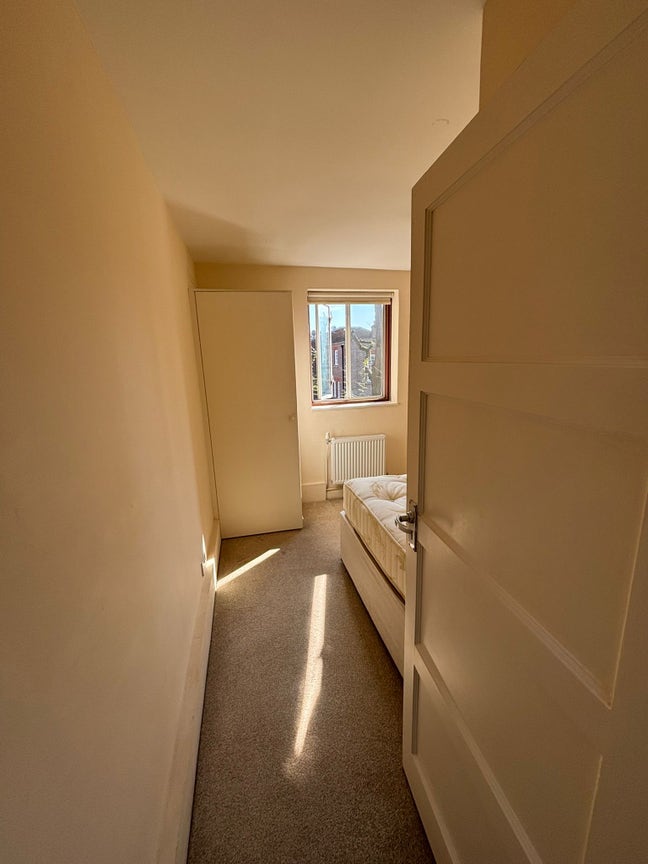 Room to sublet just off High St Ken Main Photo