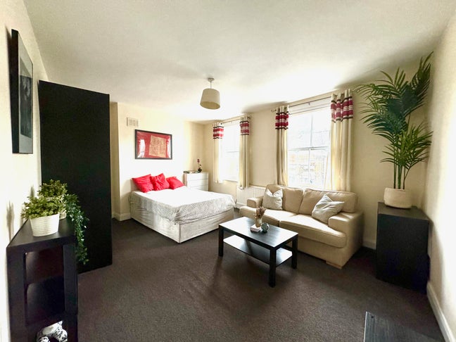 Extra Large & Sunny Double Room Main Photo