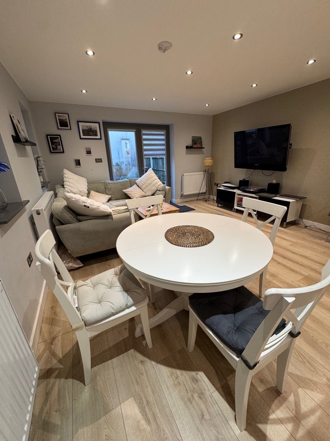 Double room available in lovely modern 3 bed house Main Photo