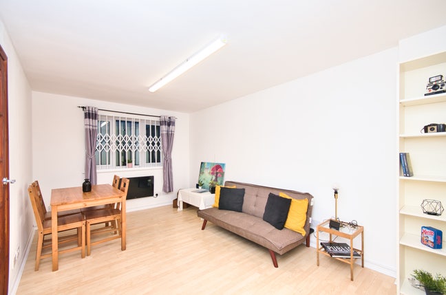 Gorgeous 1 Bed Apartment Close to Stratford E15 Main Photo