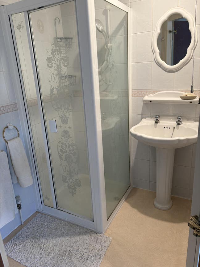 Spacious double room to let Main Photo