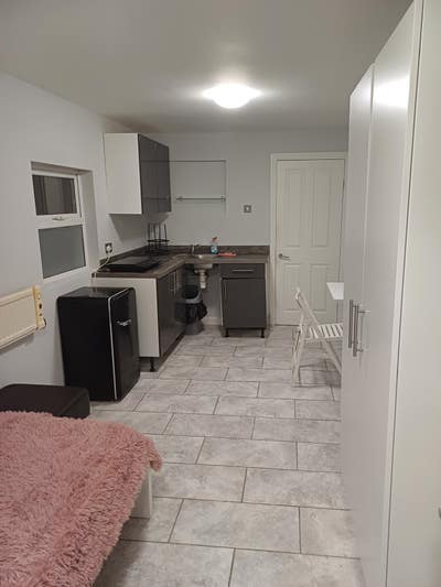 Studio to rent Main Photo