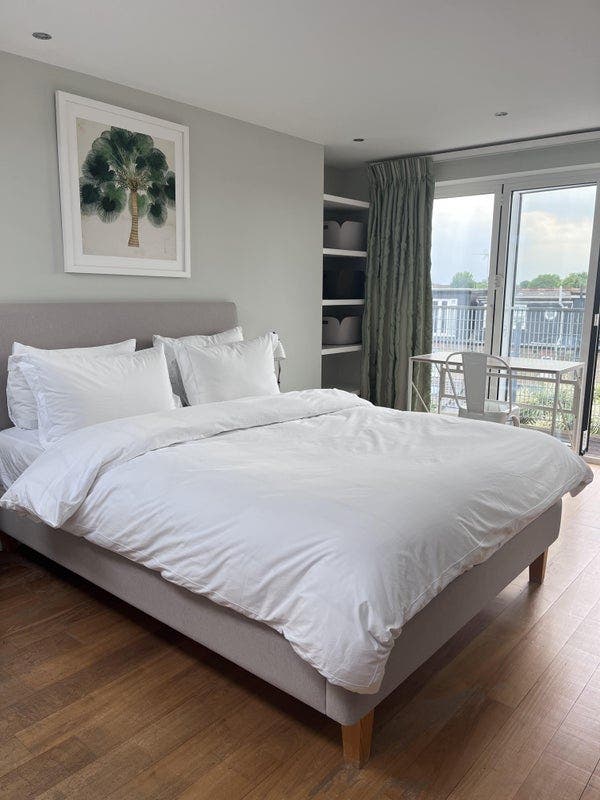 Bright, large, ensuite double room with balcony Main Photo