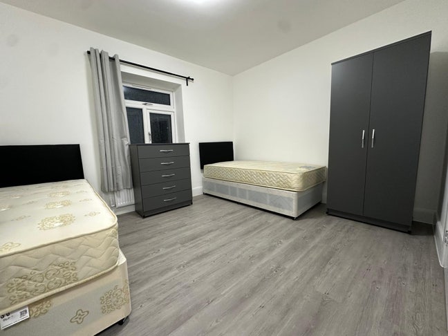 ✨ 🏡 Spacious  Ensuite Room to Let – Neasden Main Photo