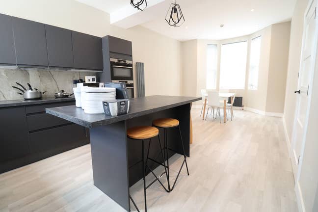 Zone 1- Stunning Room in a Modern House! Main Photo