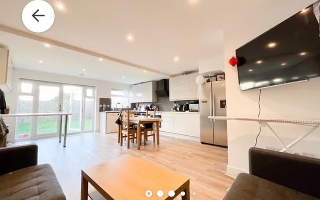 Room available in a house Main Photo