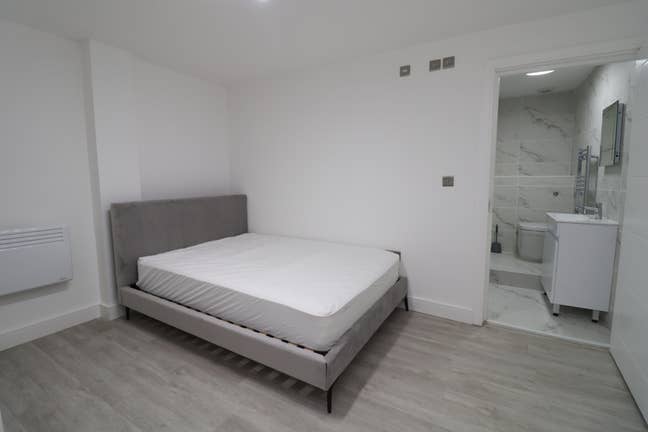 Prime Location! 2 Amazing Rooms in a Modern Flat  Main Photo