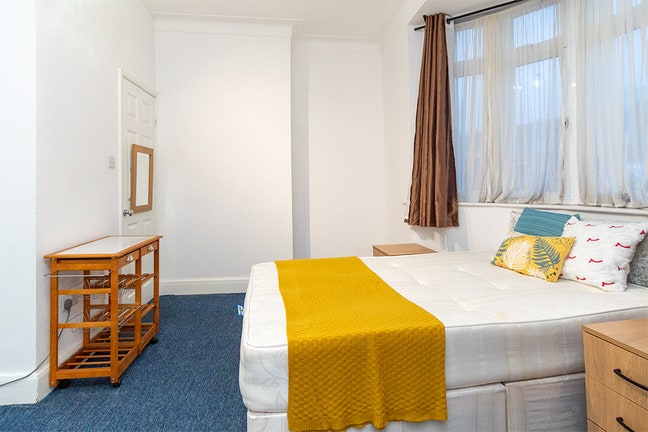 Clean room with En-suite bathroom in Willesden Main Photo