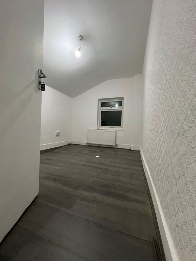 Newly renovated 4 bedroom house in Plaistow / Upto Main Photo