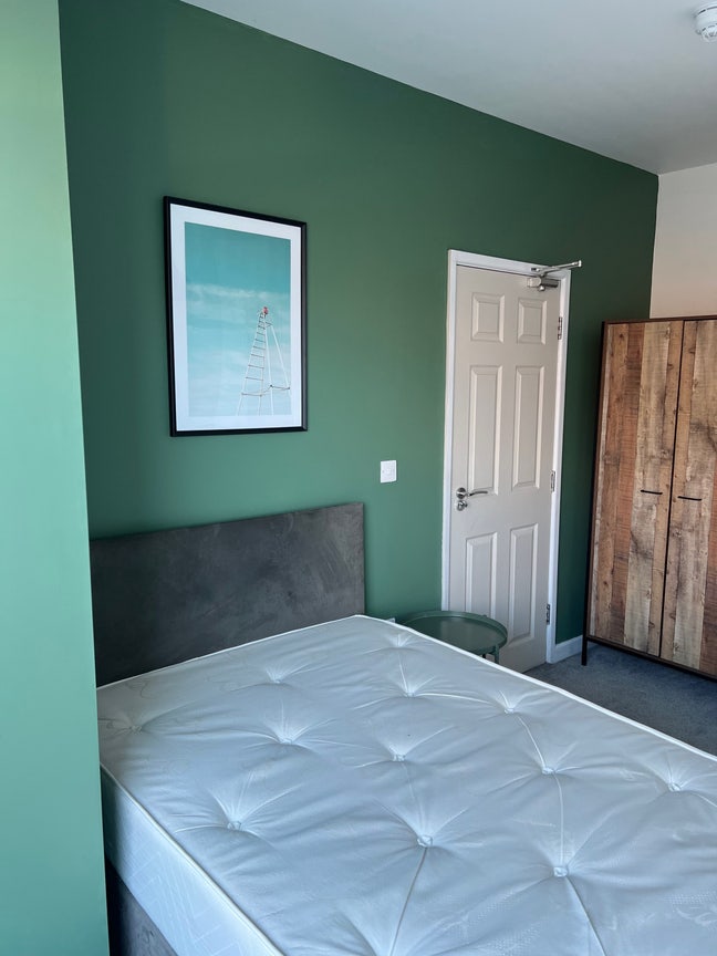 Spacious  ensuite room available NOW!  Main Photo