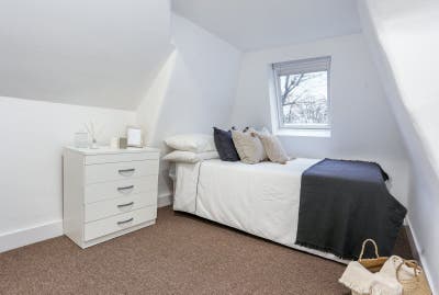 Cozy double room 5 min walk from Chiswick Station  Main Photo