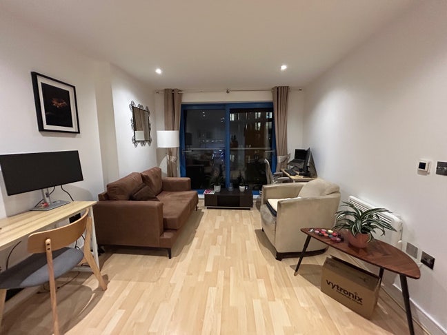 Female flatmate for a cozy home in East London  Main Photo