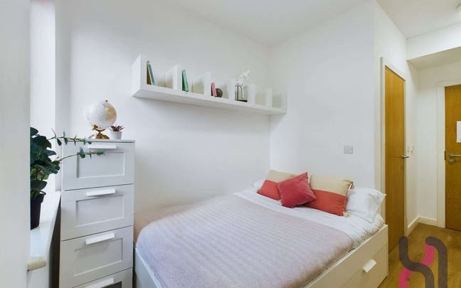 Fully Furnished Ensuite Room Main Photo