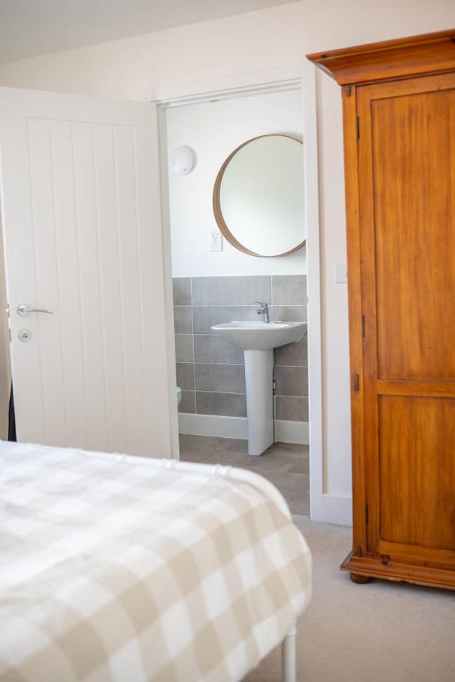 Bedroom with shower ensuit Main Photo