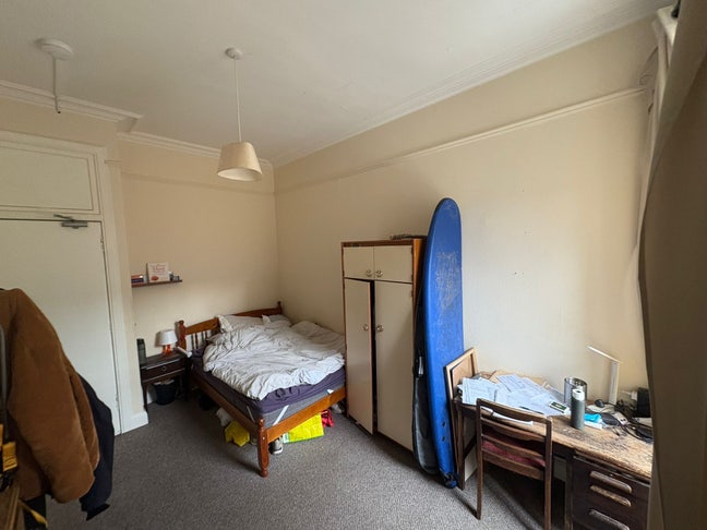 Spacious south facing room in 3 bed flat  Main Photo