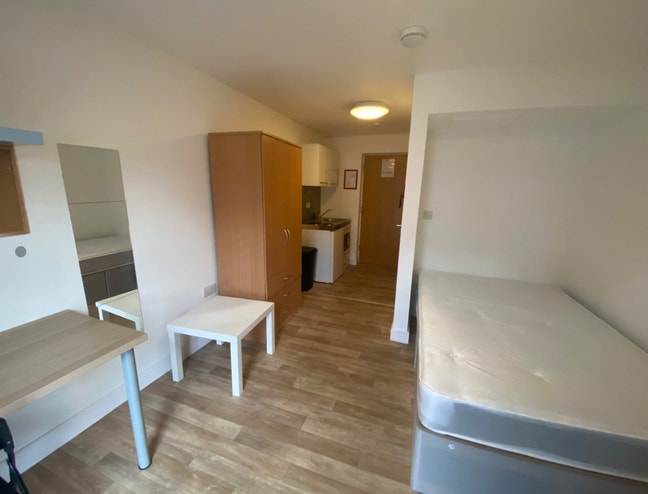 Studio Flat &pound;650 per Month (All Bills Included) Main Photo