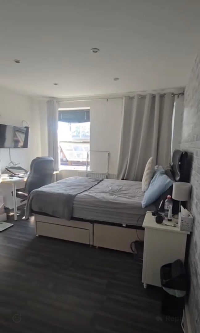 Large double room - for rent ASAP  Main Photo