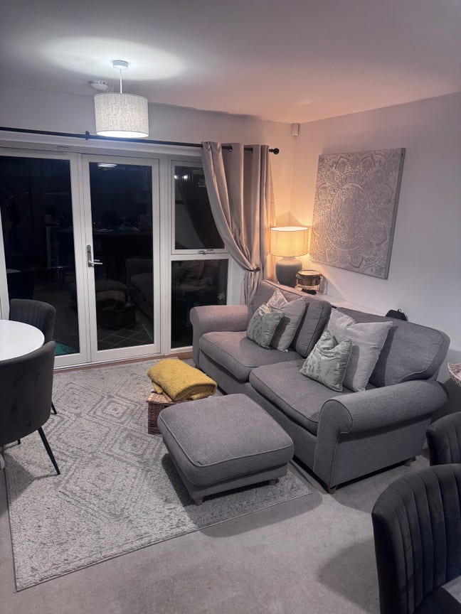   Bright Double Room, clean, bills included. Main Photo