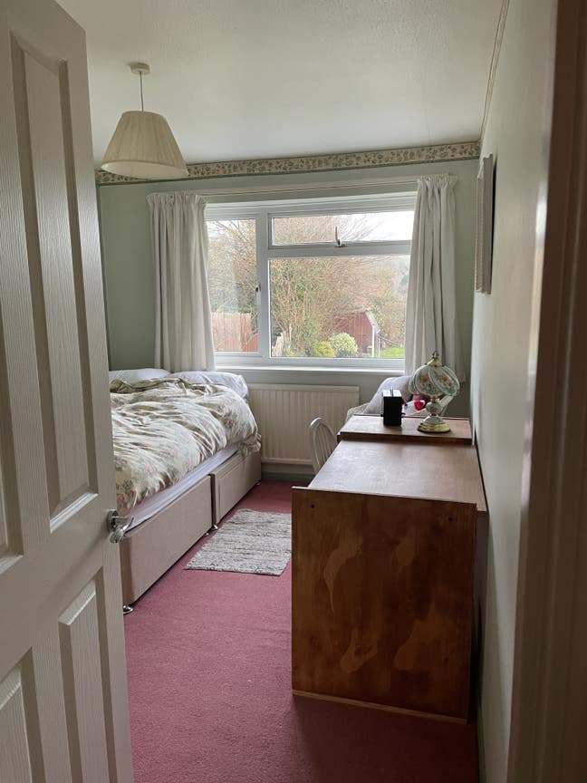 Bright Double Room to rent in Shamley Green Main Photo