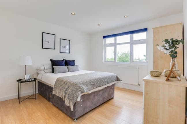 6 Ensuites in Newly Refurbished Home - Northfields Main Photo