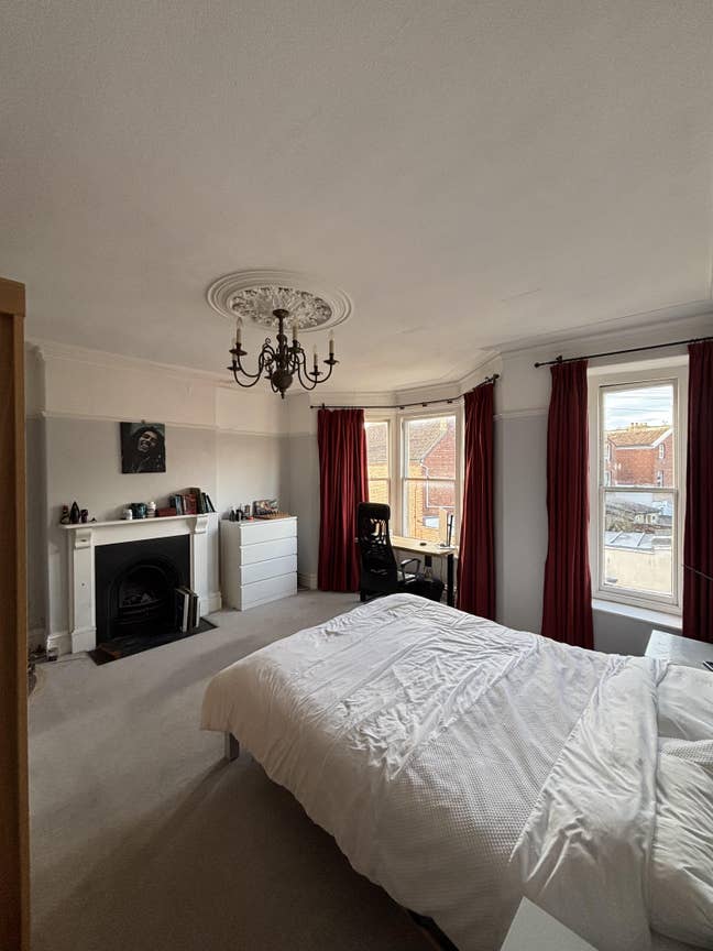 Large Double Furnished Room - River View Main Photo