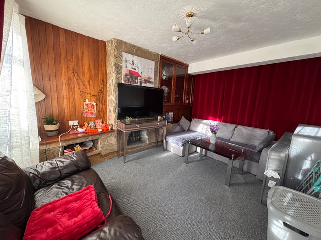 Bright, specious and clean single room available  Main Photo