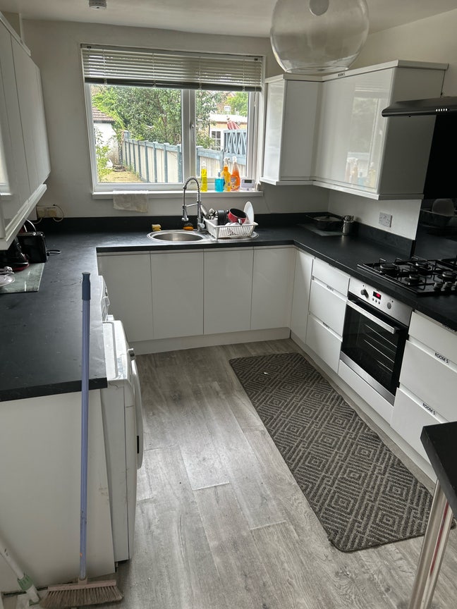 Spacious master bedroom ensuite full furnished. Main Photo