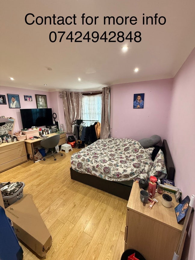  One king size bedroom and four double bedrooms Main Photo