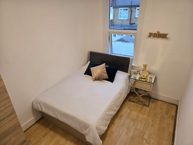 Newly refurbed, near station, bills included  Main Photo