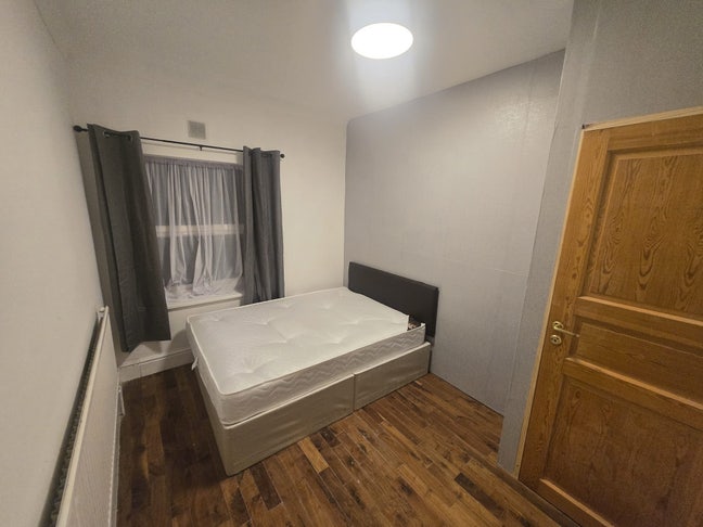 Newly refurbed, near station, bills included &pound;690 Main Photo