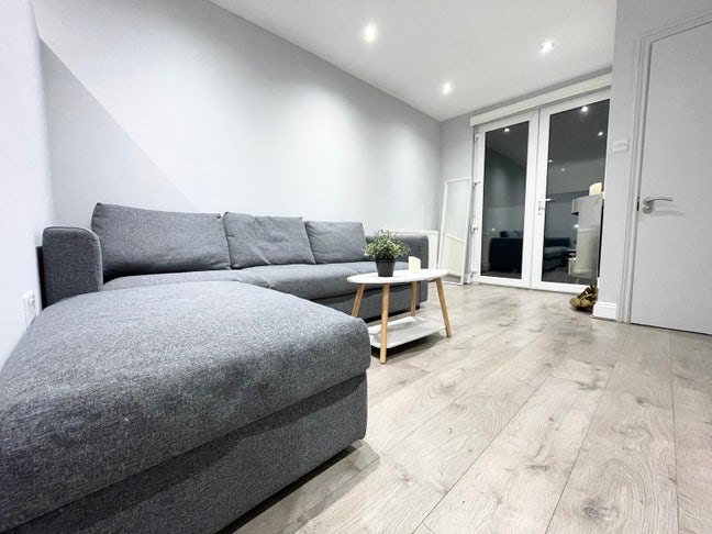 Studio with walking distance to mill hill Broadway Main Photo