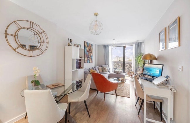 Super clean and modern double room in E16 Main Photo